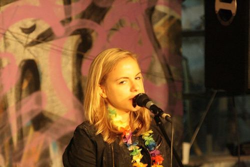 Julia Engelmann tritt regelmäßig beim Poetry Slam auf Julia Engelmann tritt regelmäßig beim Poetry Slam auf