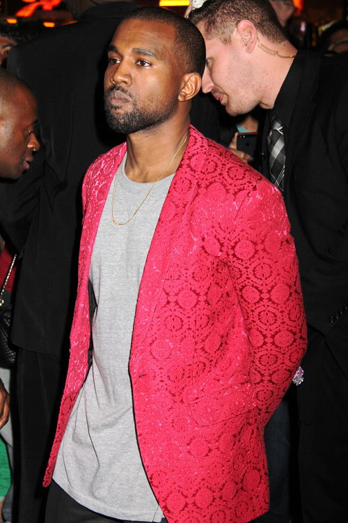 Kanye West soll brutal zugeschlagen haben Kanye West soll brutal zugeschlagen haben
