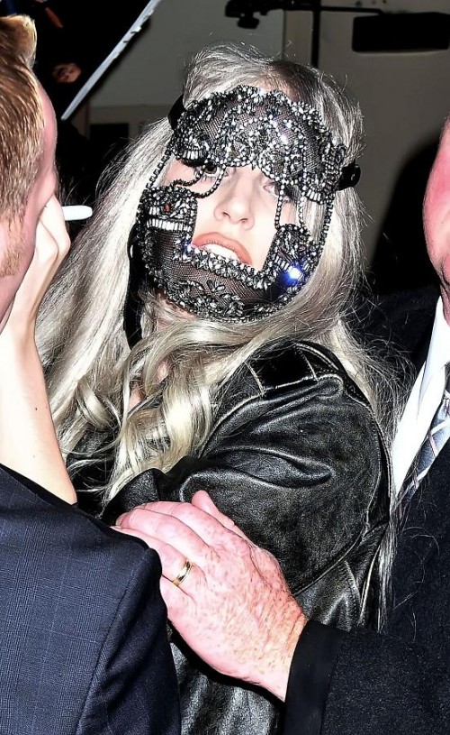 Lady GaGa - Lady GaGa mit merkwürdigem Glitzerding im Gesicht