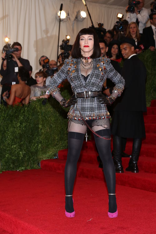 Sie ist wohl sowas wie die personifizierte Rebellion: Madonna mit schwarzer Perücke und Blazer von Givenchy Sie ist wohl sowas wie die personifizierte Rebellion: Madonna mit schwarzer Perücke und Blazer von Givenchy