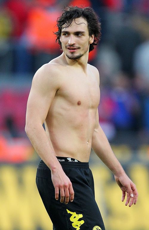 mats-hummels-mit-nacktem-oberkoerper.jpg