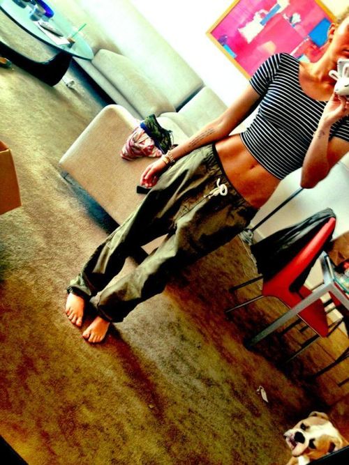 Miley knipste sich bauchfrei und in den Jeans ihres Verlobten Liam Miley knipste sich bauchfrei und in den Jeans ihres Verlobten Liam