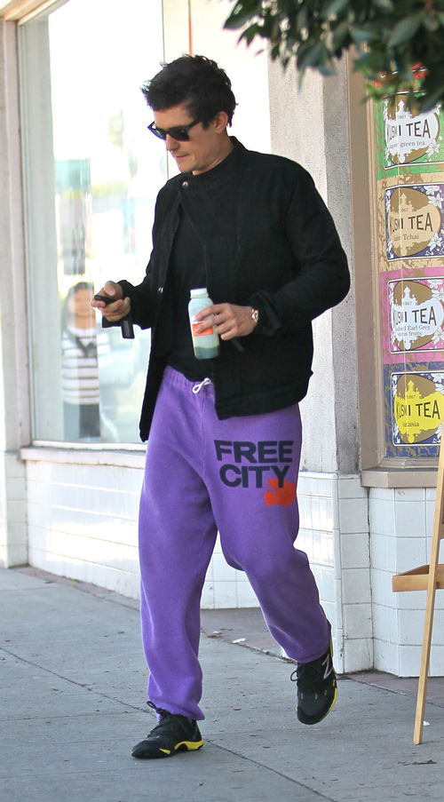 Orlando Bloom - Orlando Bloom traute sich ernsthaft mit einer lila Jogginghose raus Orlando Bloom - Orlando Bloom traute sich ernsthaft mit einer lila Jogginghose raus