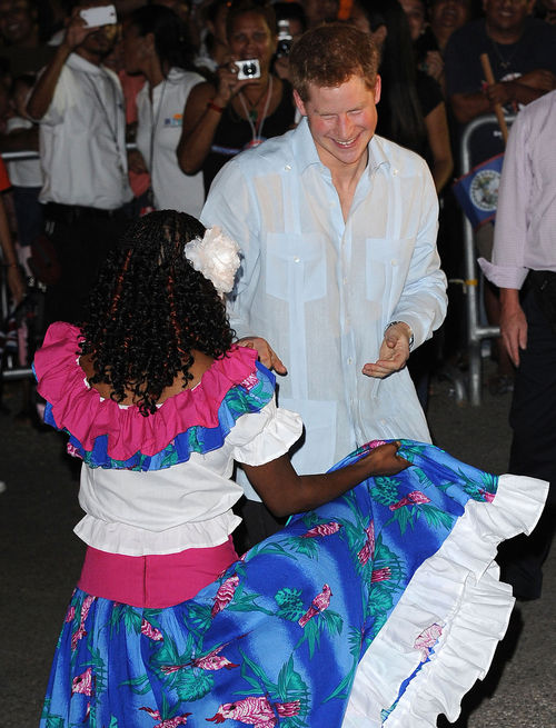 Bei einem Besuch im Auftrag der Queen in Belize ließ er nichts aus und feierte ordentlich Bei einem Besuch im Auftrag der Queen in Belize ließ er nichts aus und feierte ordentlich