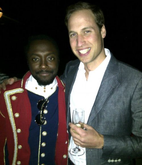 Will.i.am posiert stolz mit Prinz William Will.i.am posiert stolz mit Prinz William