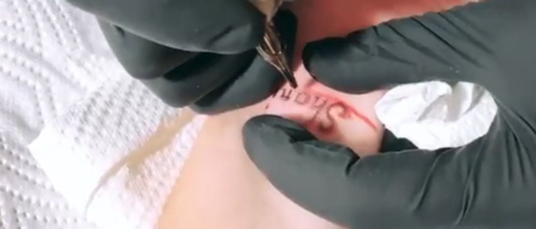 Davina Geiss Lasst Sich Erstes Tattoo Fur Shania Stechen Promiflash De