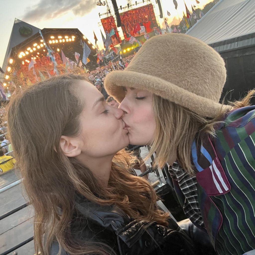 Ganz entspannt: Cara Delevingne und Freundin gehen spazieren, حجم الصورة 1024x1024