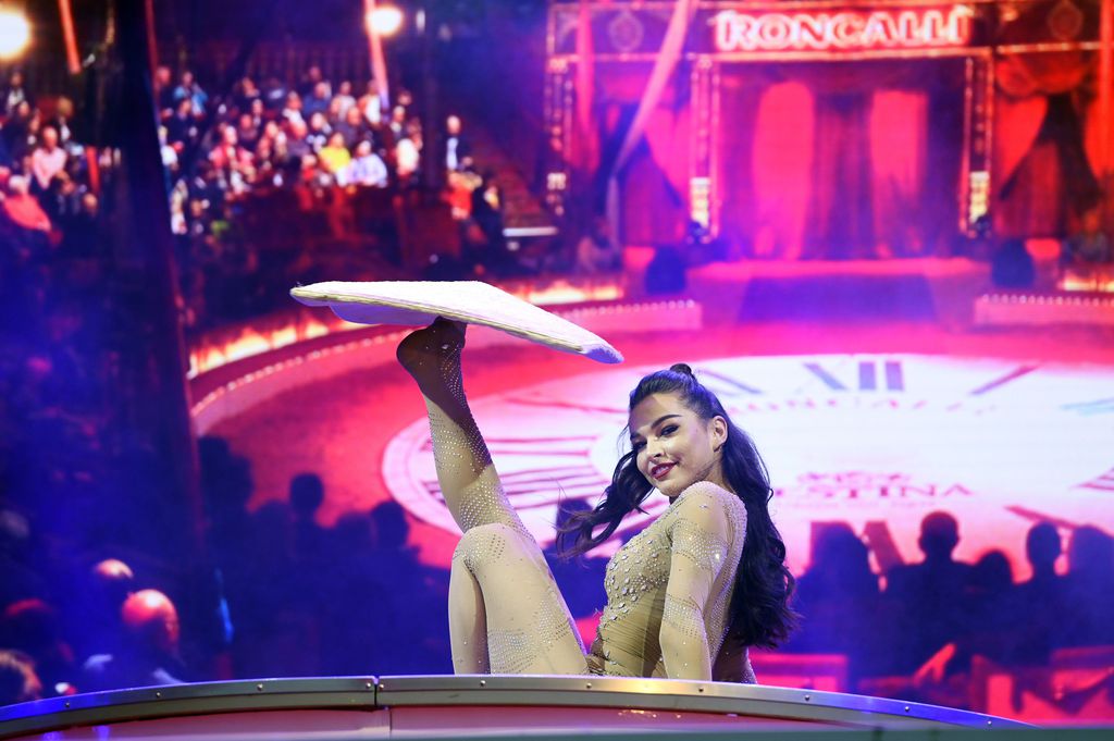 lili-paul-roncalli-balanciert-etwas-auf-