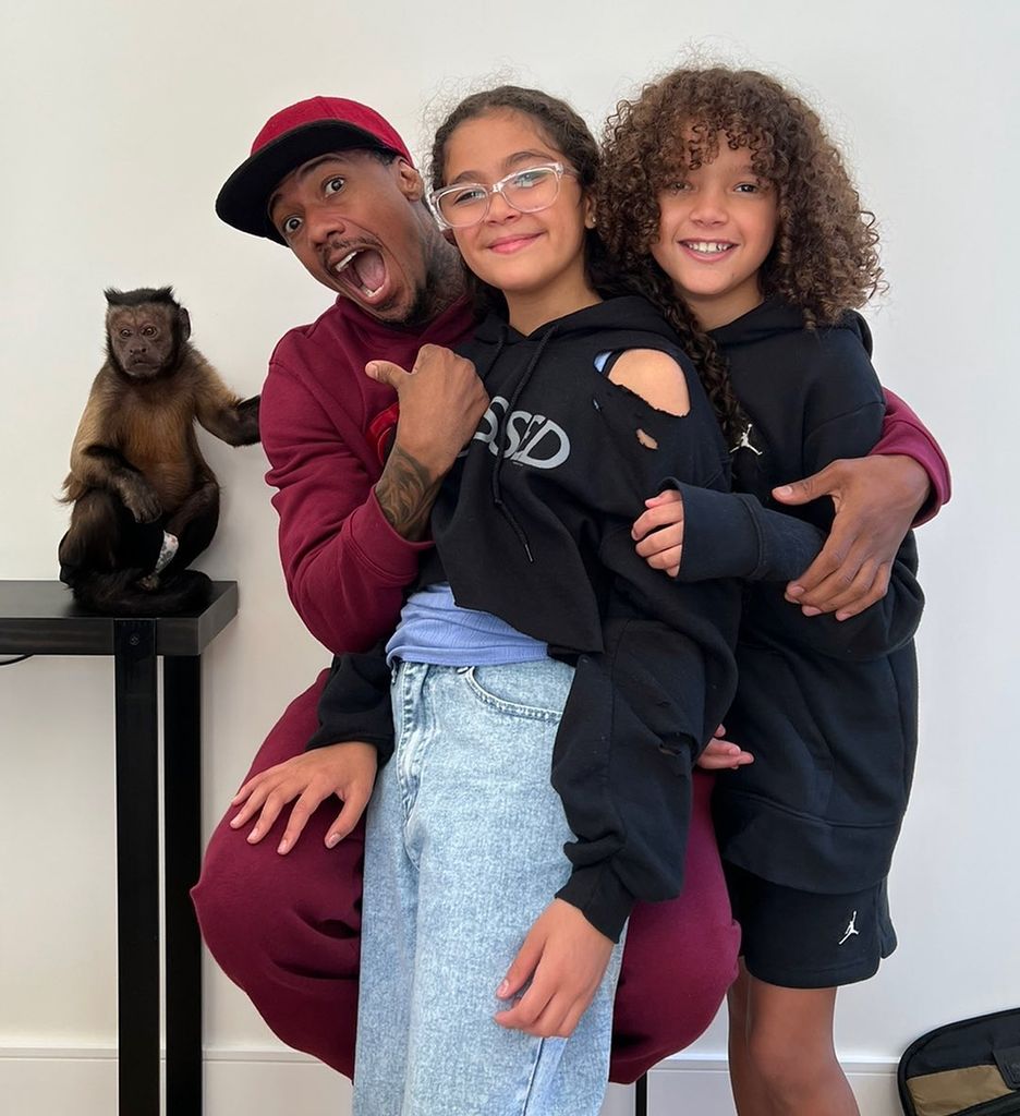 Seltener Auftritt: Nick Cannon posiert mit seinen Zwillingen | Promiflash