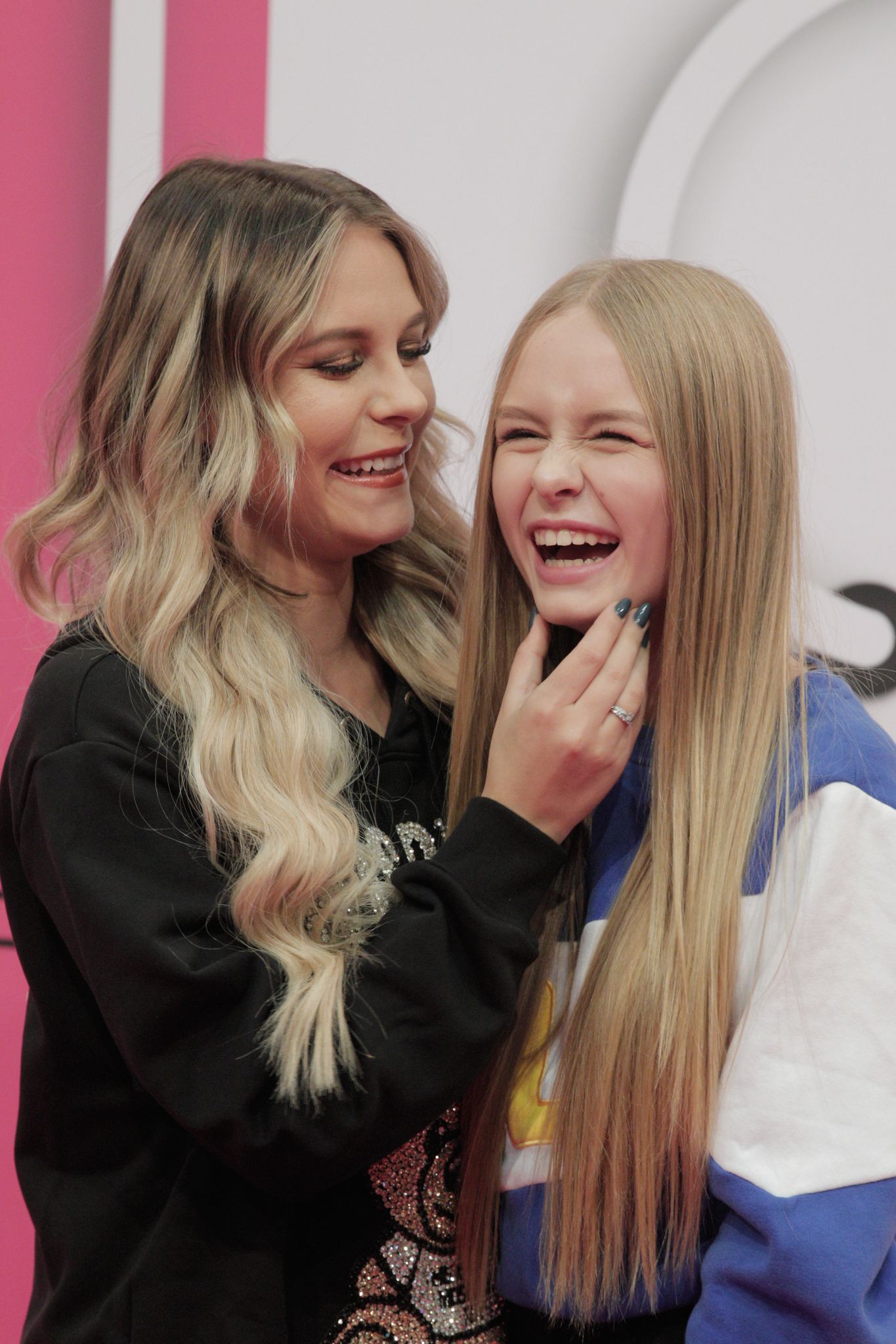 Drei blonde Lesben heizen sich ein Drei blonde Lesben heizen sich ein