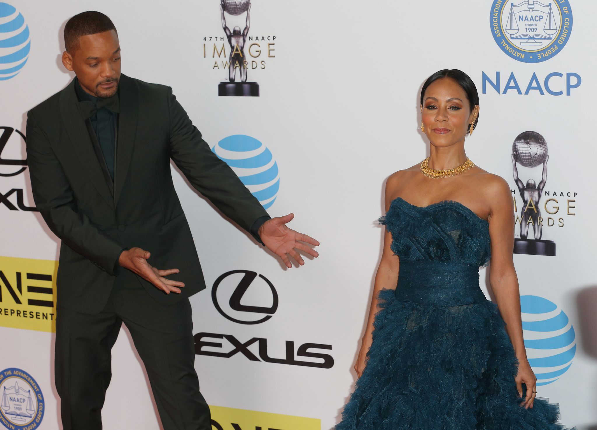 will-smith-steht-neben-seiner-frau-jada.jpg
