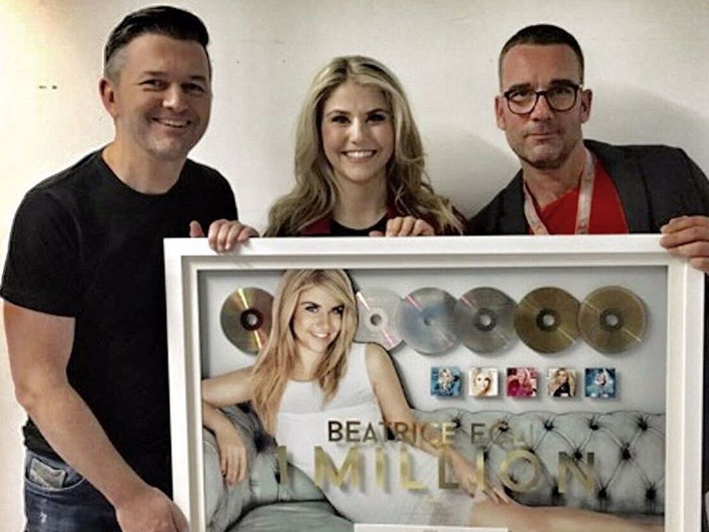 1 Million verkaufte Alben! Beatrice Egli flippt total aus Promiflash.de 1 Million verkaufte Alben! Beatrice Egli flippt total aus Promiflash.de