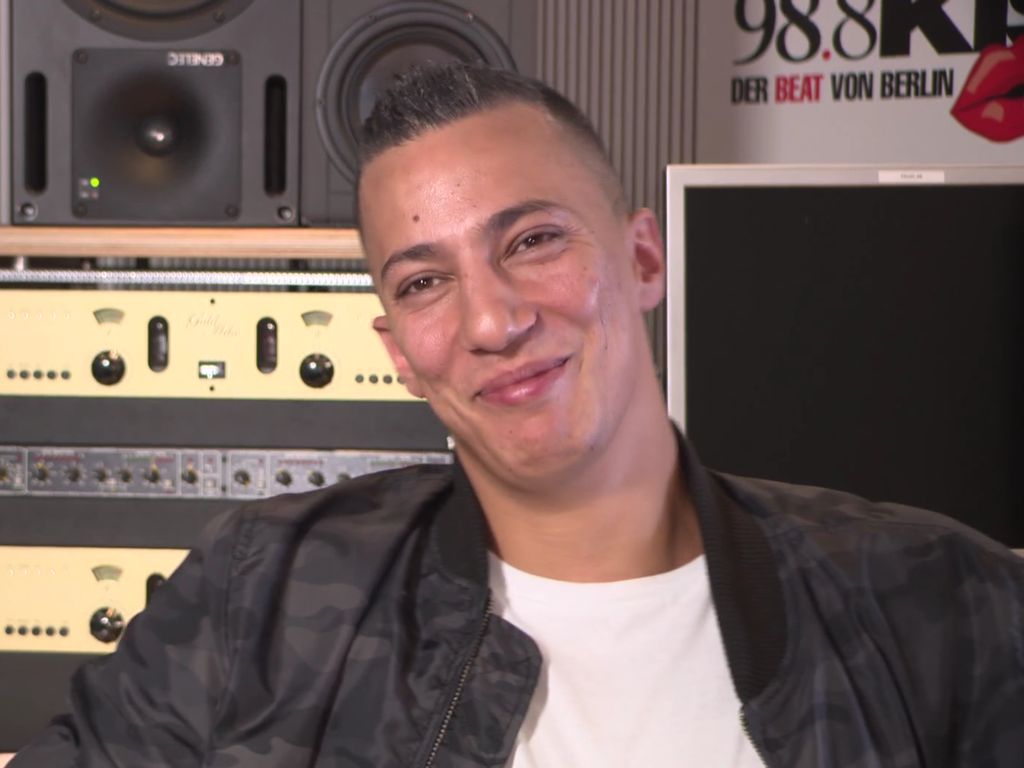 Liebe, Sex & Hass Rapper Farid Bang im FragenKreuzfeuer Promiflash.de