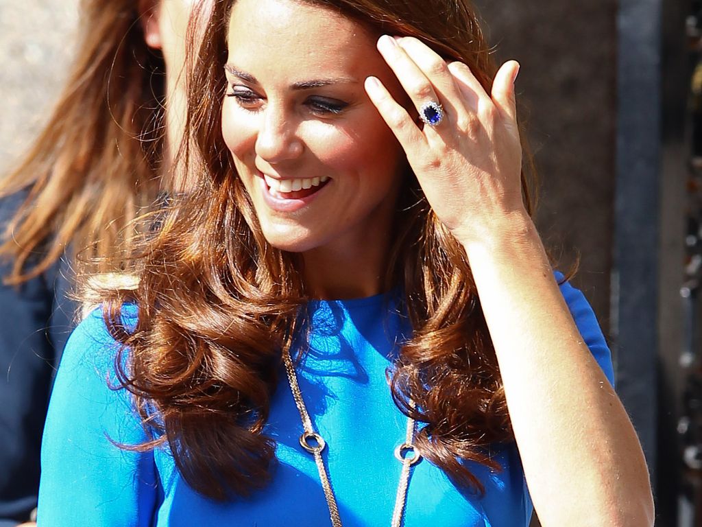 herzogin kate im knallblauen kleid