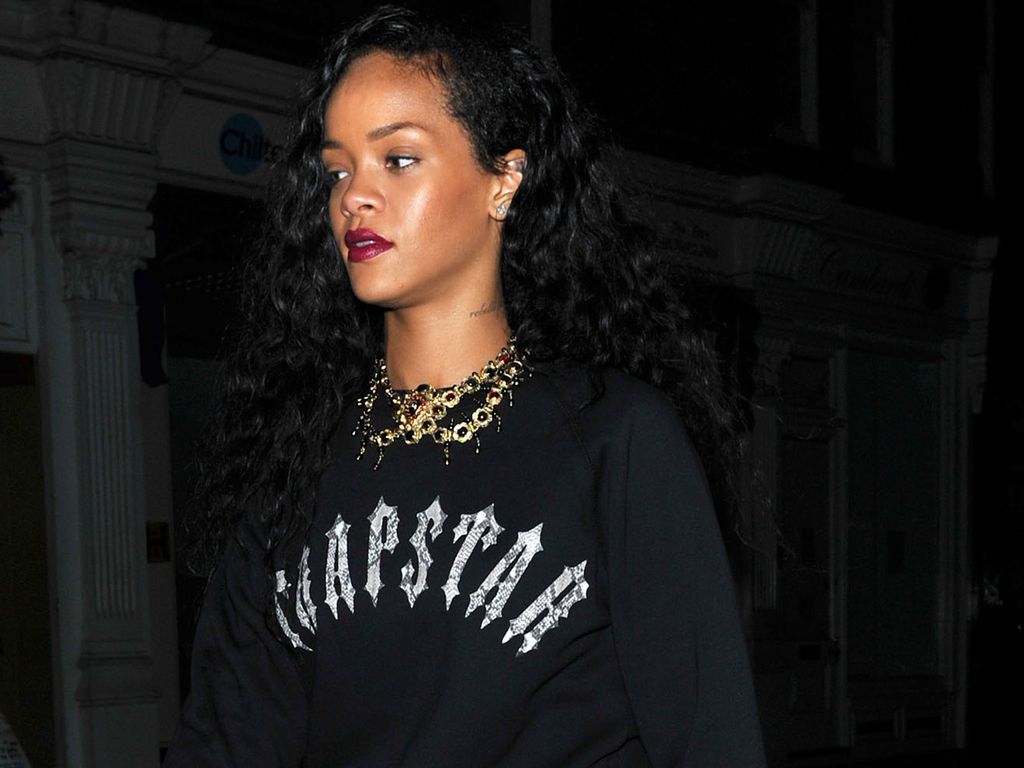 Mutig! Rihanna in gewagten Schlangen-Overknees | Promiflash.de