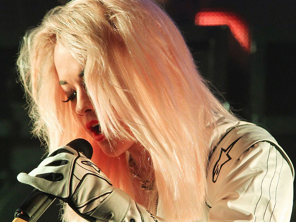 NippelAlarm! Rita Ora entbl????t ihre nackte Brust Promiflash.de