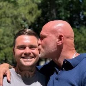 Thorsten Legat drückt seinem Sohn Nico Legat seine Liebe aus