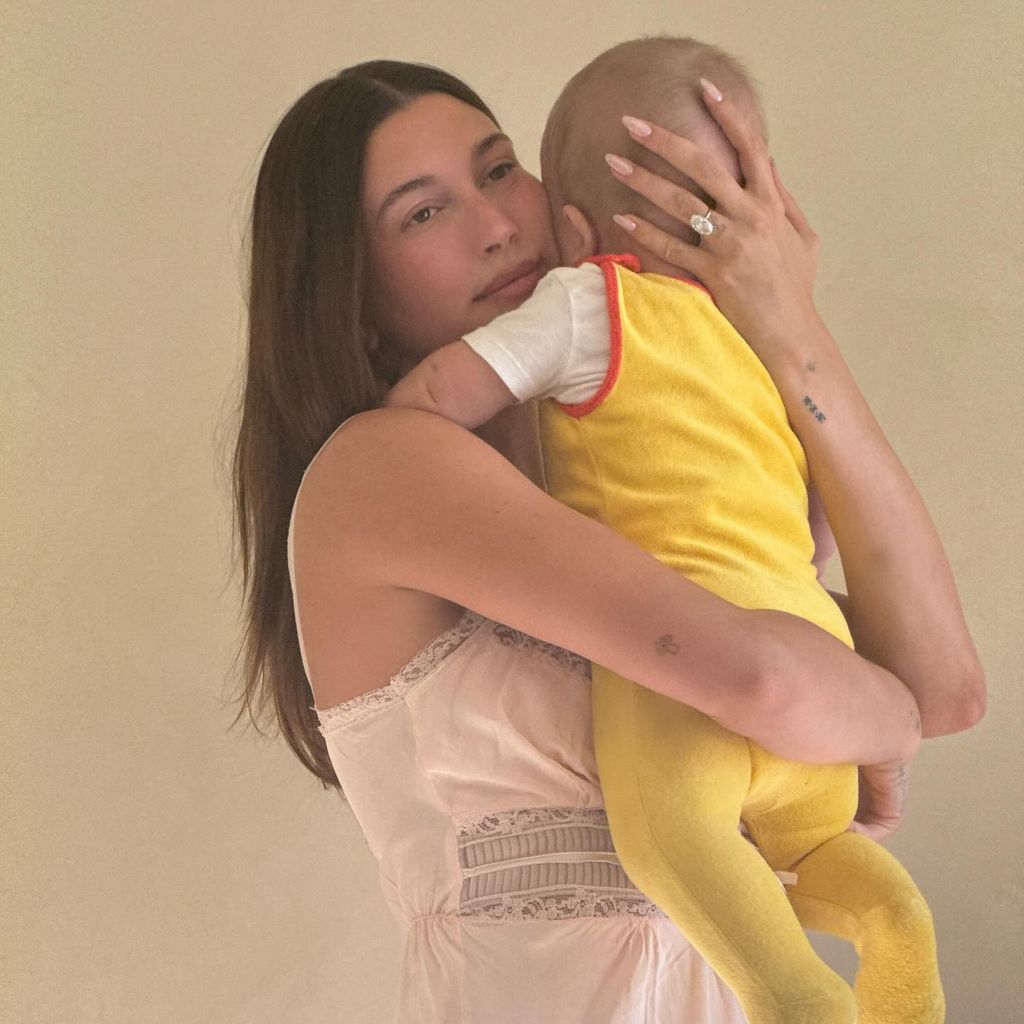 Hailey Bieber mit ihrem Sohn Jack Blues an Ostern, 2025