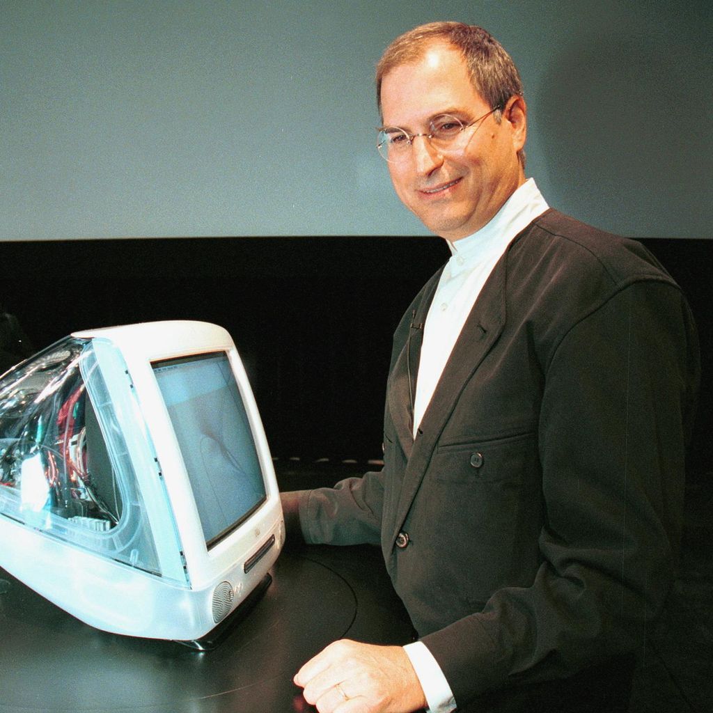 Steve Jobs im Oktober 1999 in Kalifornien mit einem iMac in der Special Edition