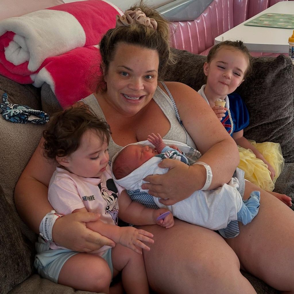 Trisha Paytas mit ihren Kindern Elvis, Aquaman Moses und Malibu Barbie, Juli 2025