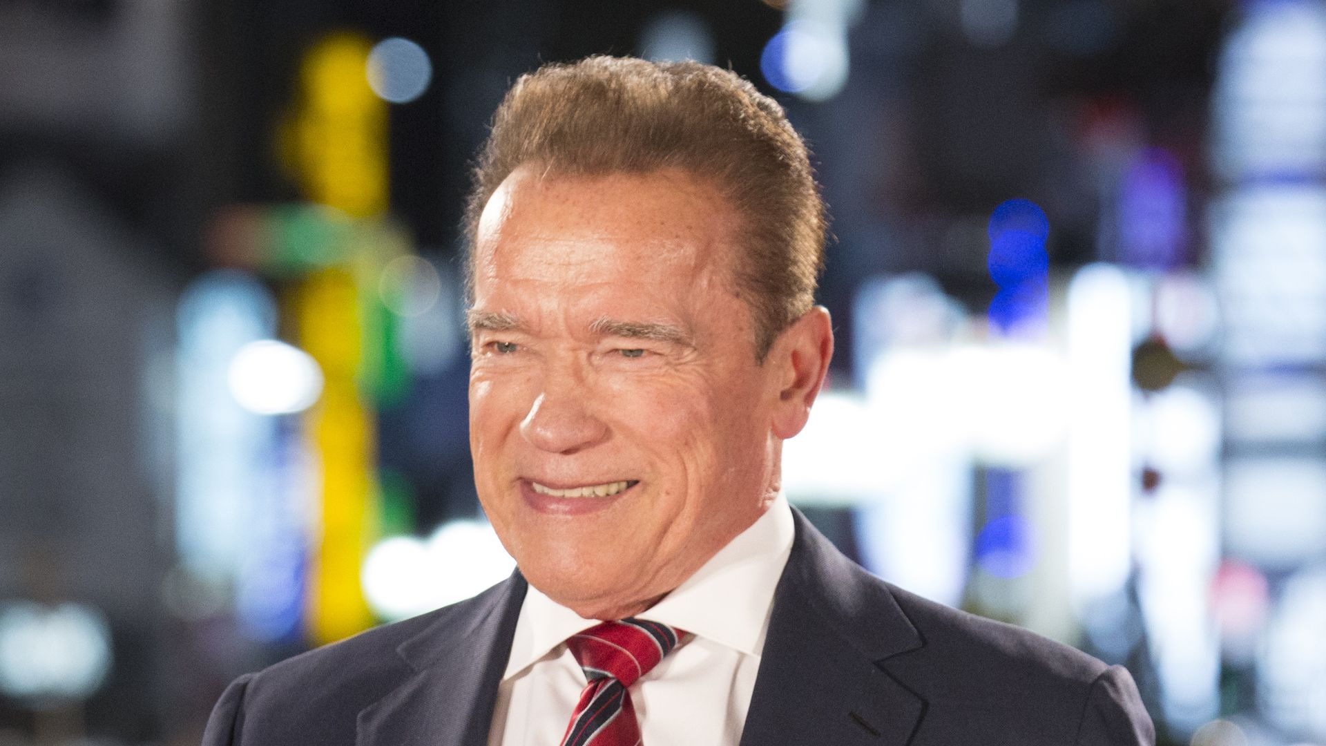 Download Schwarzenegger posiert For iPhone Free