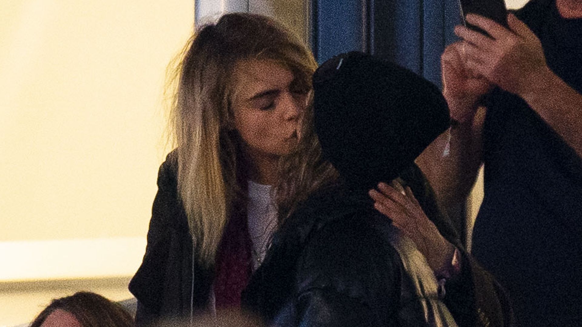 Cara Delevingne turtelt mit neuer Flamme bei Adele-Konzert | Promiflash