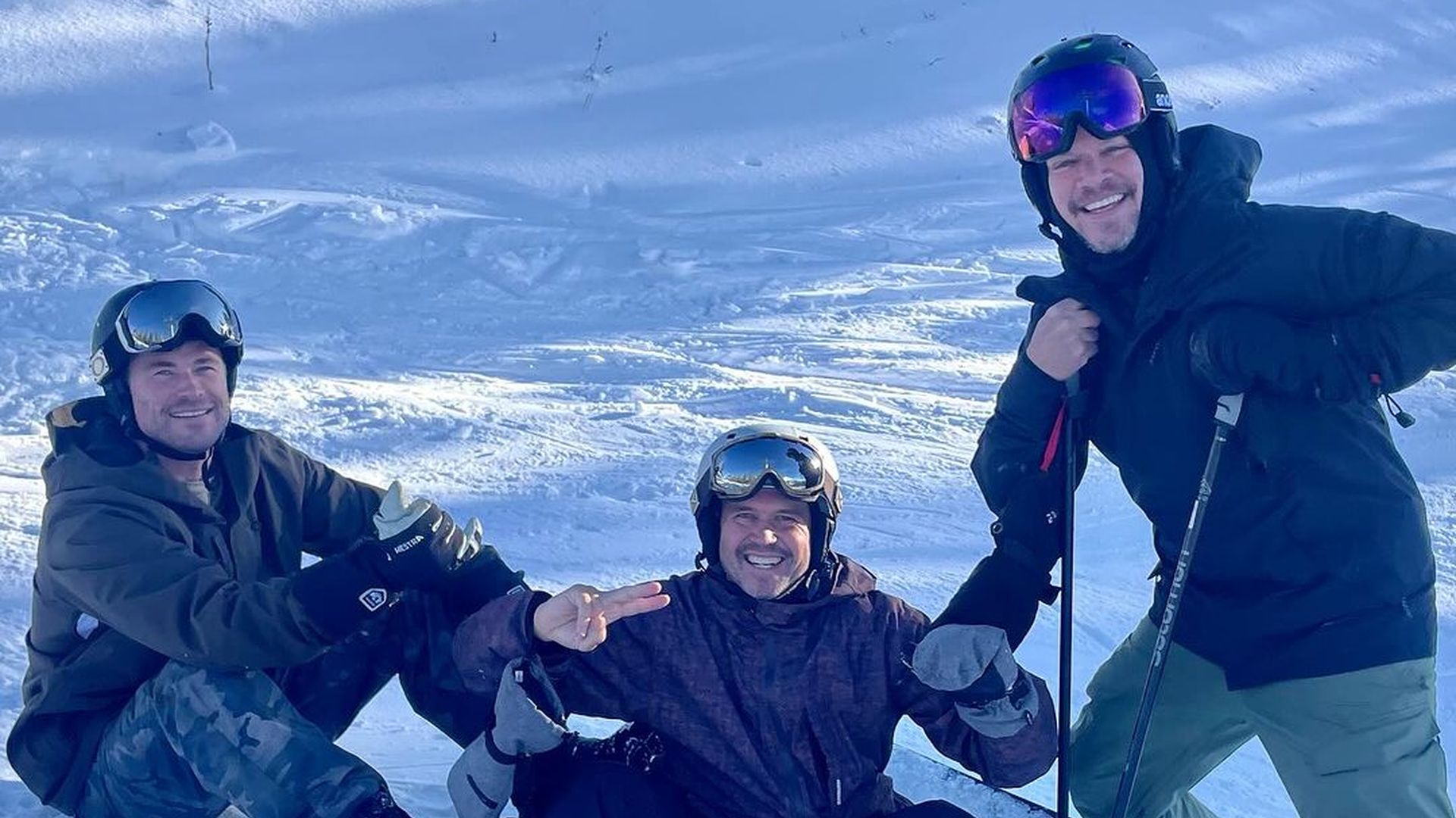 "Episch" Chris Hemsworth genießt SkiUrlaub mit Matt Damon(01)