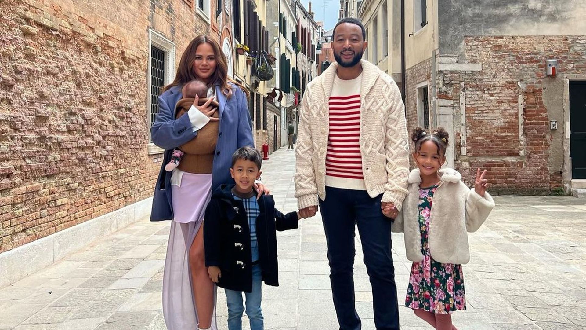 Süße OsterGrüße John Legend posiert mit seinen Kindern!(02)