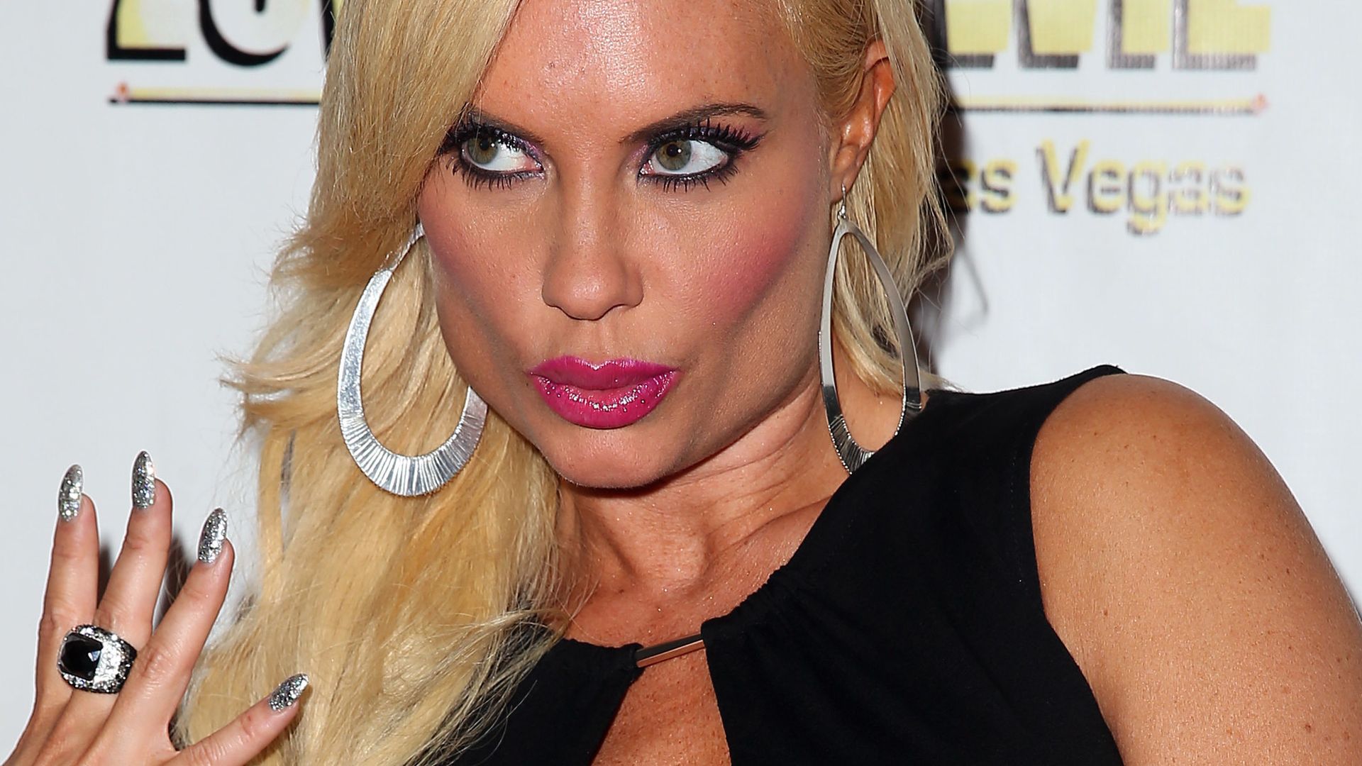 Glamourös! Coco Austin mit GlitzerNägeln Promiflash.de
