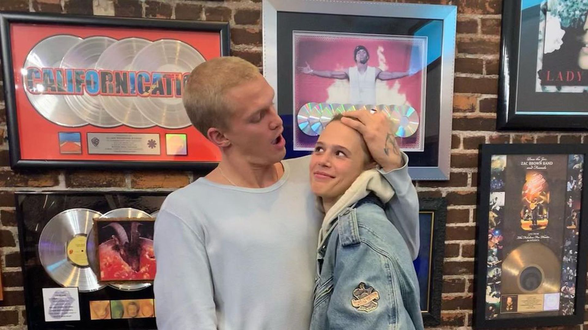 Knutschend am Strand Cody Simpson turtelt mit neuer Flamme