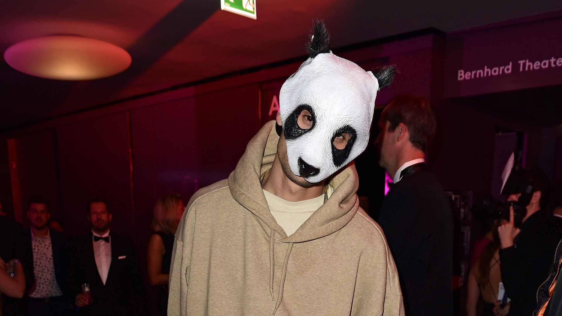 Rapper Cro is back: Ohne Maske in neuem Musikvideo | Promiflash.de