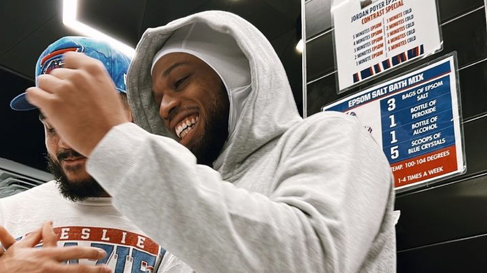 Total happy Damar Hamlin besucht sein Team beim Training!