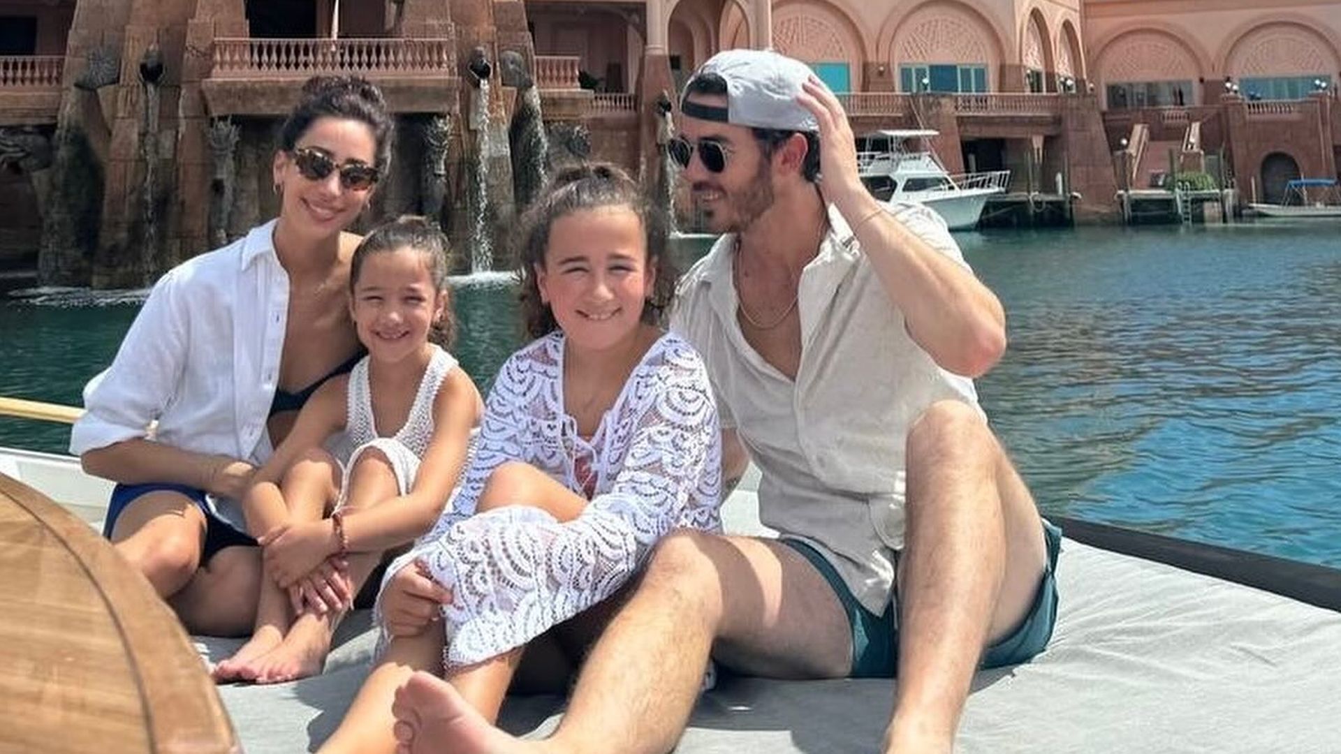 Kevin-Jonas-teilt-niedliche-Familienfotos-aus-dem-Urlaub-
