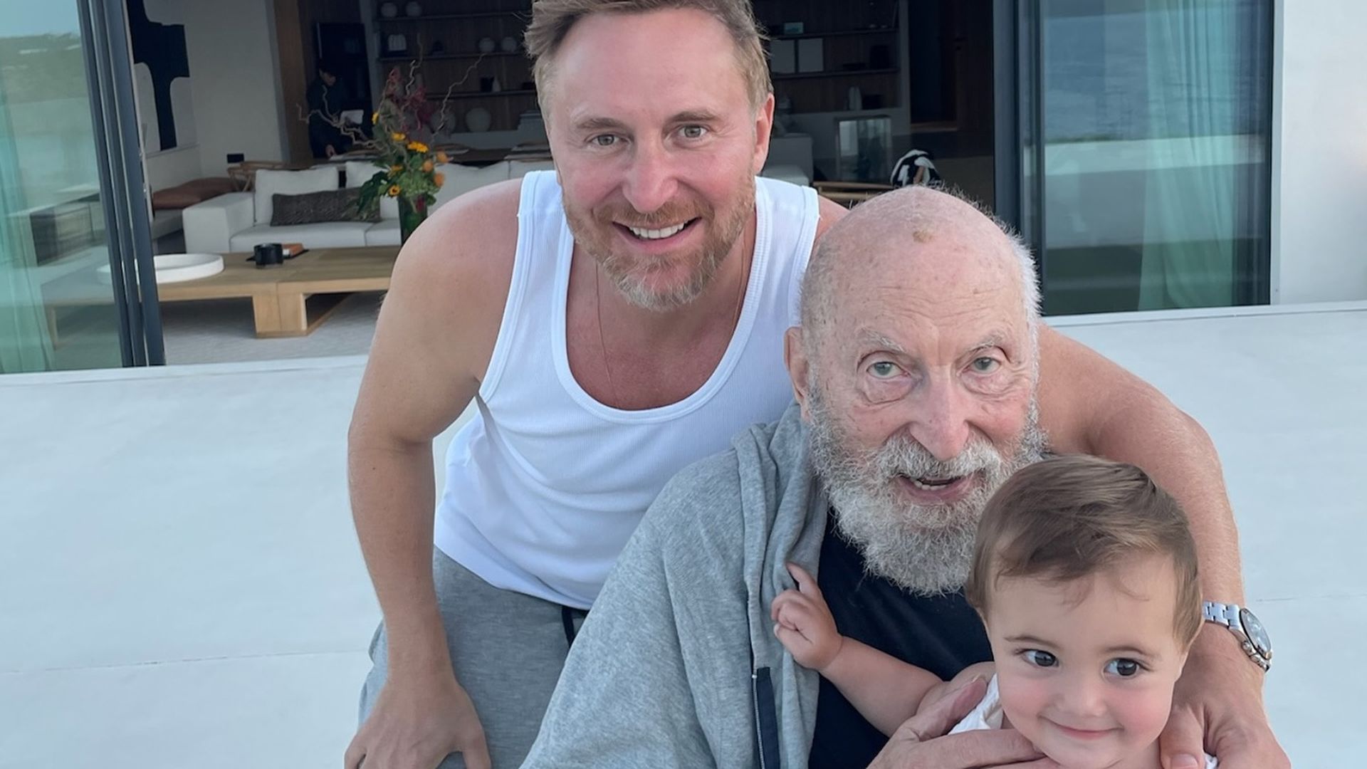 Richtig-goldig-David-Guetta-postet-Drei-Generationen-Foto