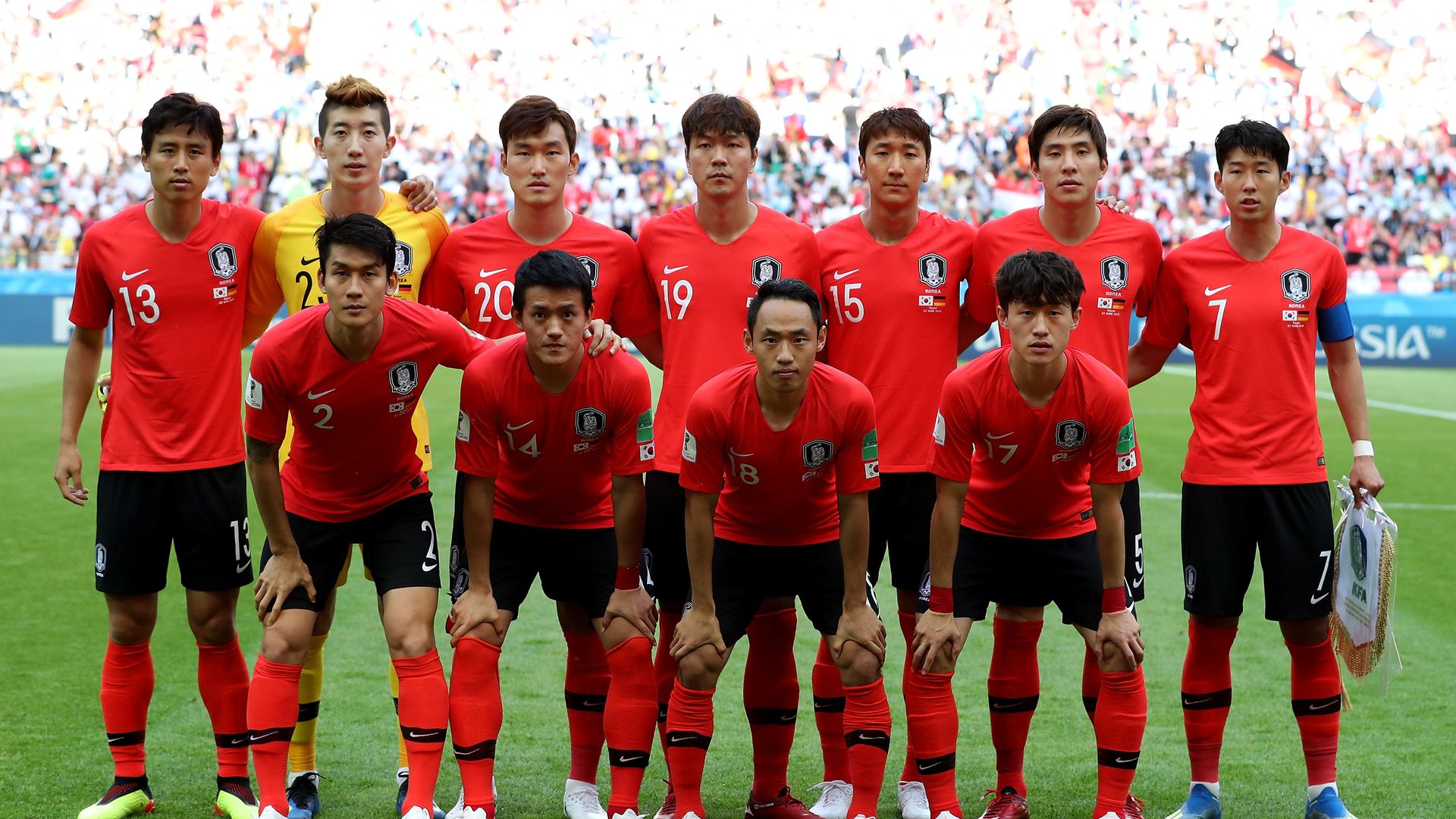 Fiese EierKlatsche SüdkoreaKicker nach WMAus beworfen! Promiflash.de