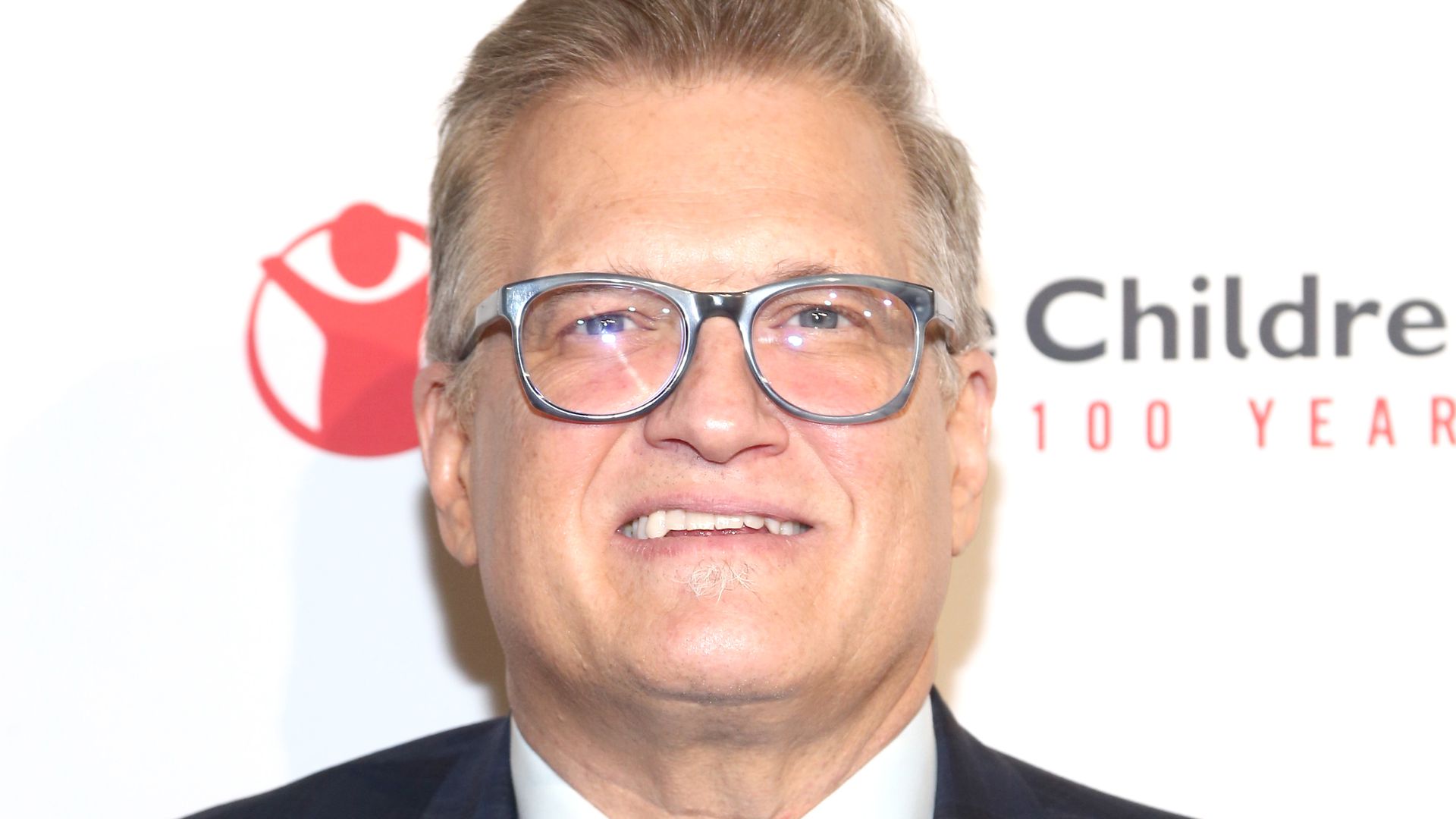 USStar Drew Carey zollt ermordeter ExVerlobten Amie Tribut