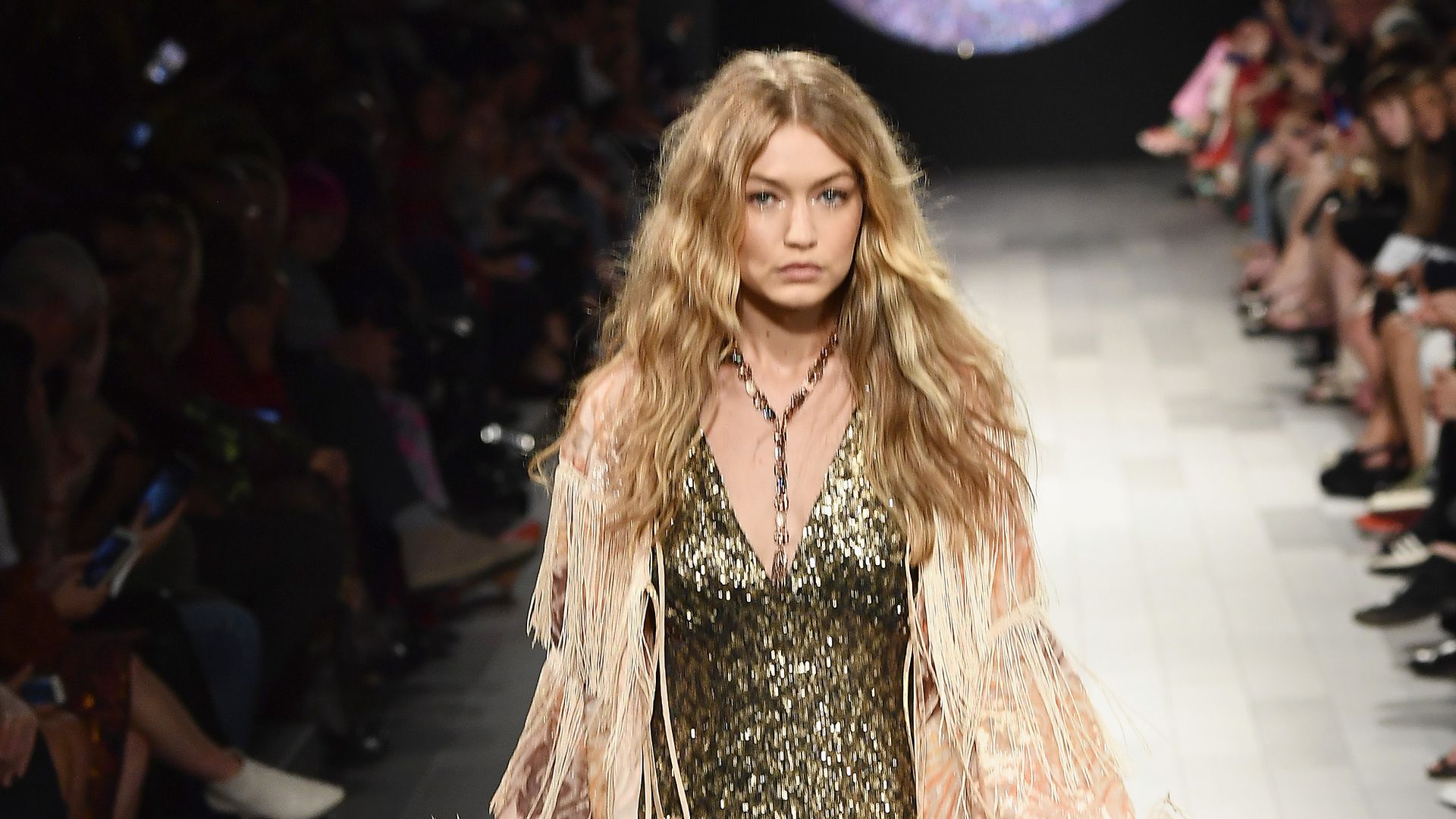 Cinderella-Style: Gigi Hadid verliert Schuh auf dem 
