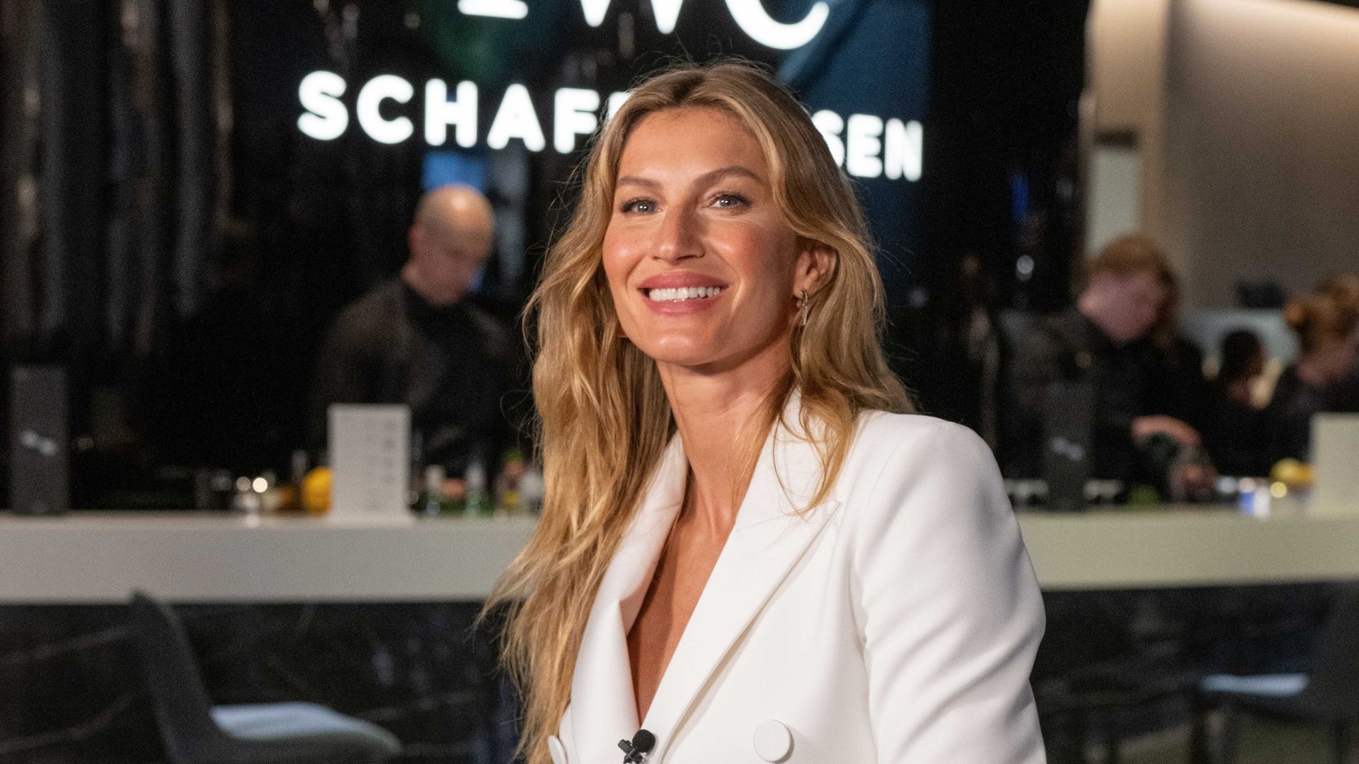 Gisele-B-ndchen-zeigt-ihren-kugelrunden-Babybauch-im-Bikini