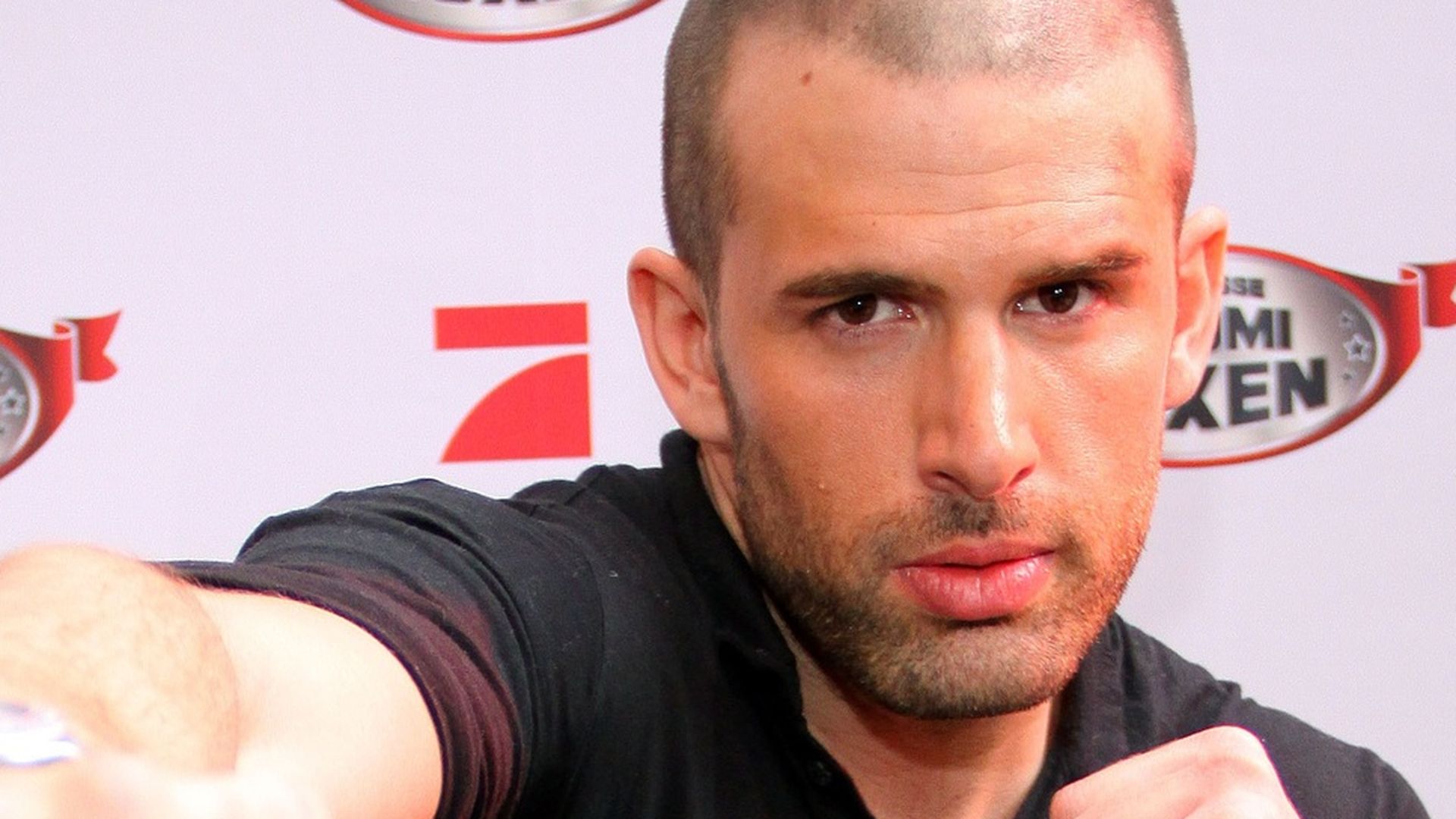 Jay Khan ausgebuht War das Publikum zu streng? Promiflash.de