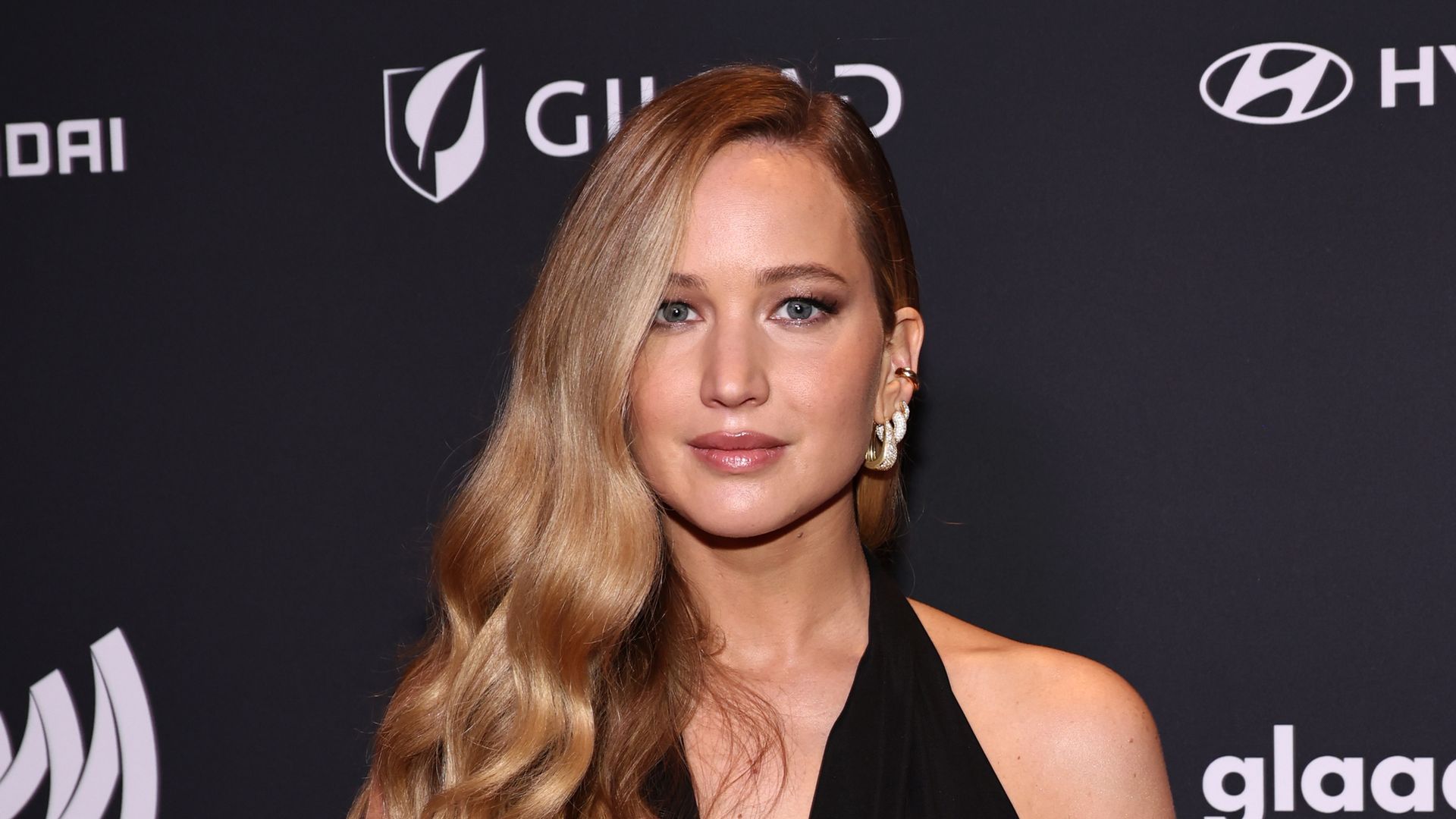 Im-entspannten-Look-Jennifer-Lawrence-schiebt-ruhige-Kugel
