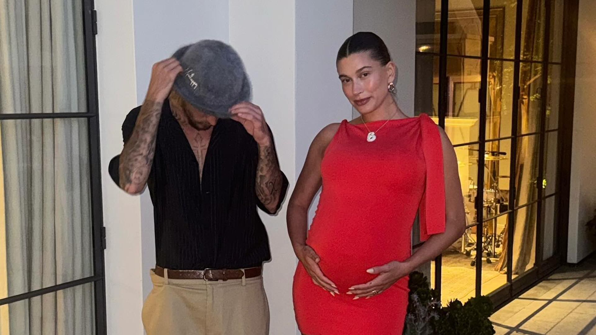 Endspurt-Hailey-Bieber-pr-sentiert-ihren-gro-en-Babybauch