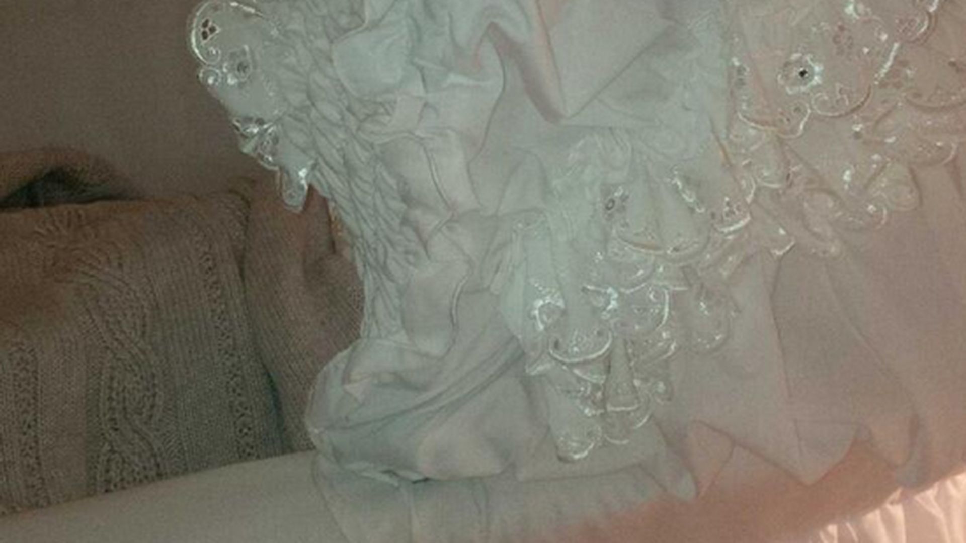 Versteckt! So präsentiert Katie Price uns ihr Baby Promiflash.de