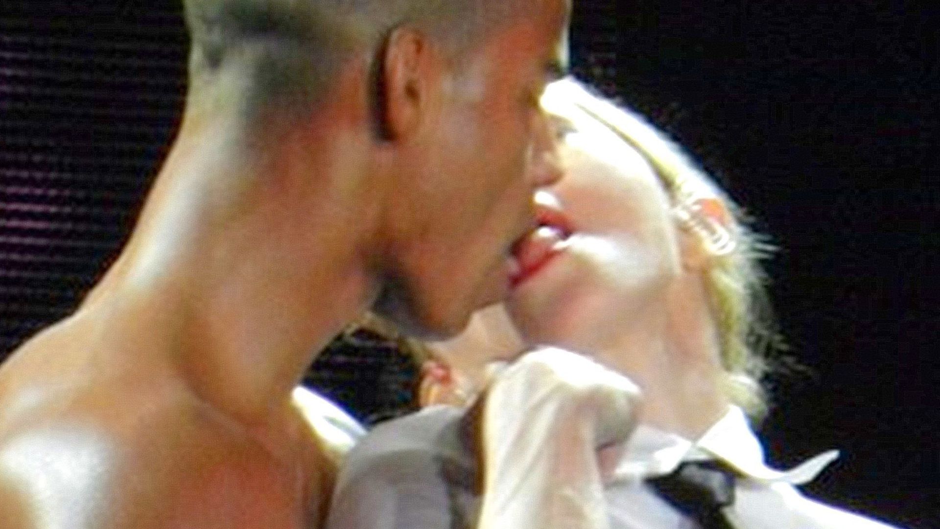 Madonna: Feuchter Zungenkuss auf der Bühne | Promiflash.de Madonna: Feuchter Zungenkuss auf der Bühne | Promiflash.de