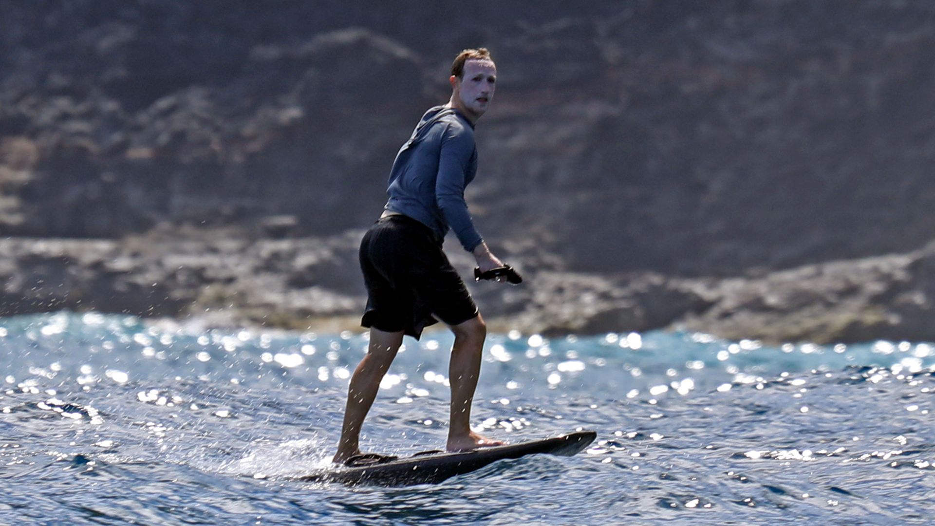 Meme-Hit: Mark Zuckerberg surft und die Fotos gehen viral! | Promiflash.de