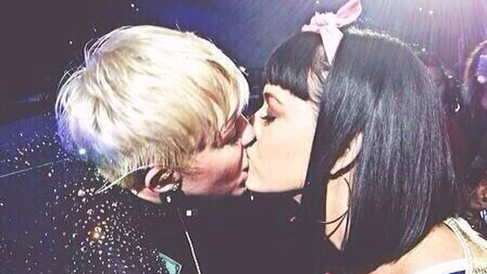 Tia Cyrus hat diese in Ihrem Kopf Tia Cyrus hat diese in Ihrem Kopf