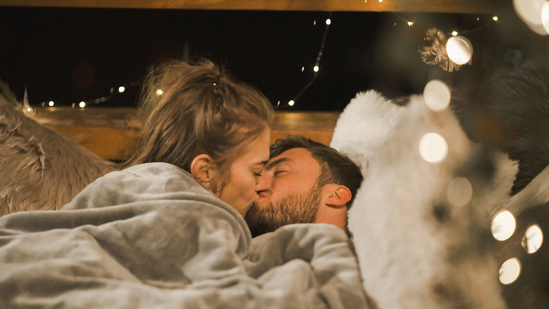 Übernachtungsdate: Mimi und Bachelor Niko knutschen endlich | Promiflash.de