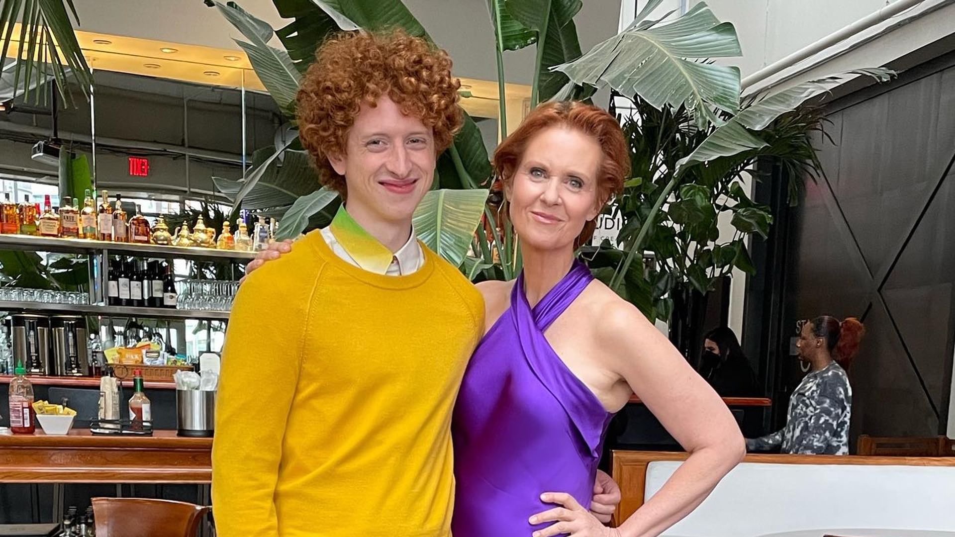 Filme Und Serien Von Niall Cunningham "And Just Like That"-Star Cynthia posiert mit Seriensohn!