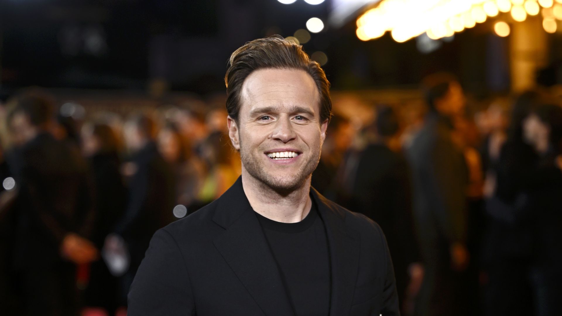 Nackedei-Alarm-Olly-Murs-zieht-sich-am-Leicester-Square-aus