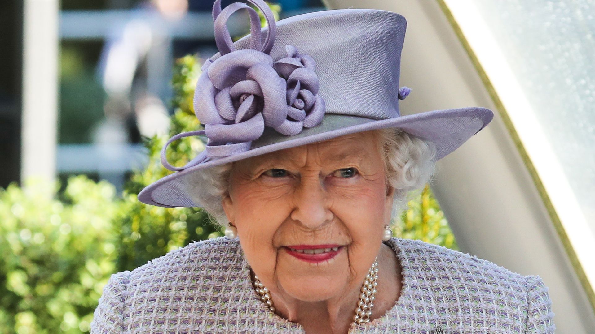 Beim Kleiderkauf: Queen Elizabeth II. steht auf Schnäppchen | Promiflash.de