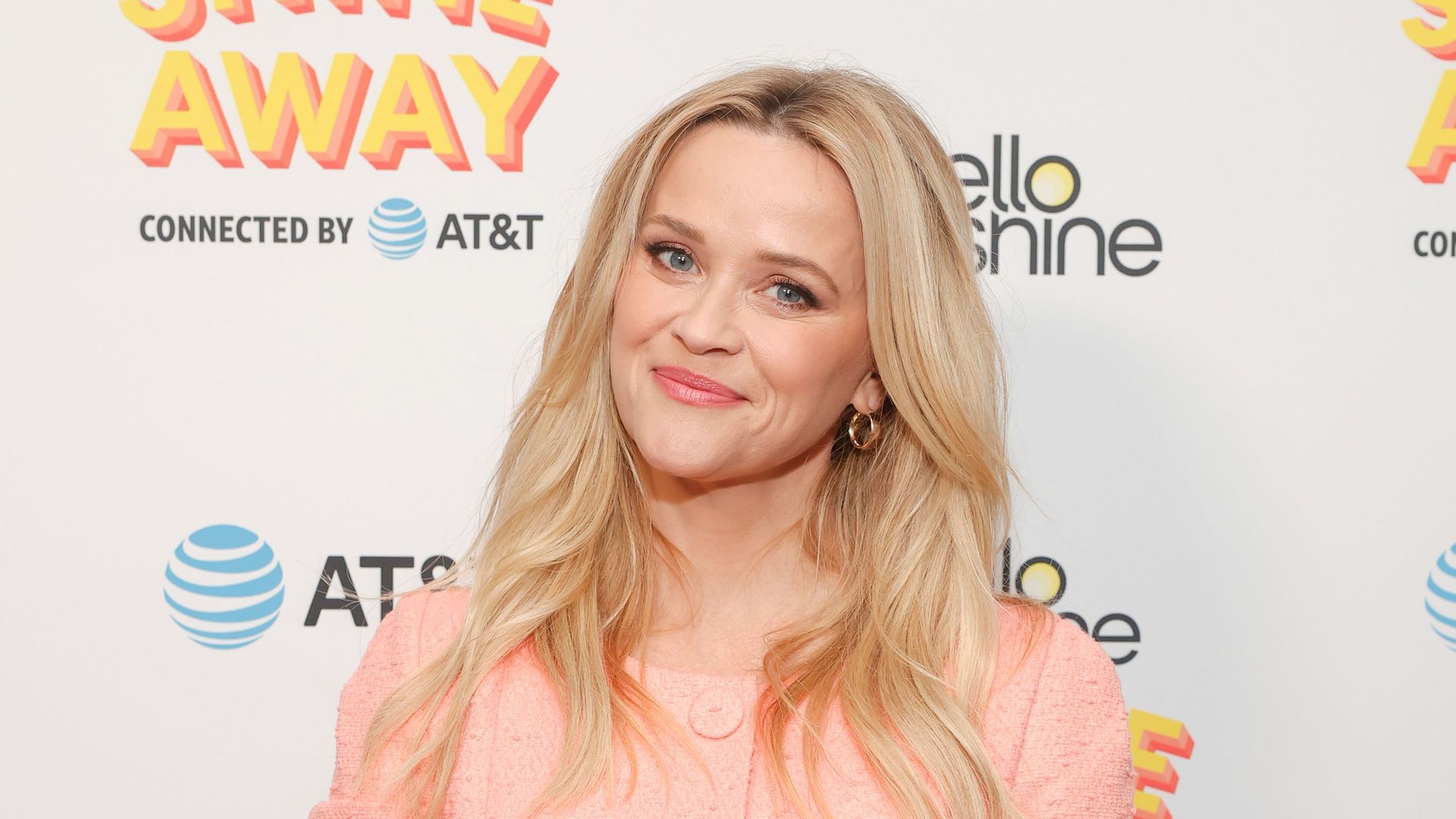 Reese Witherspoon übt FootballWürfe mit NFLLegende